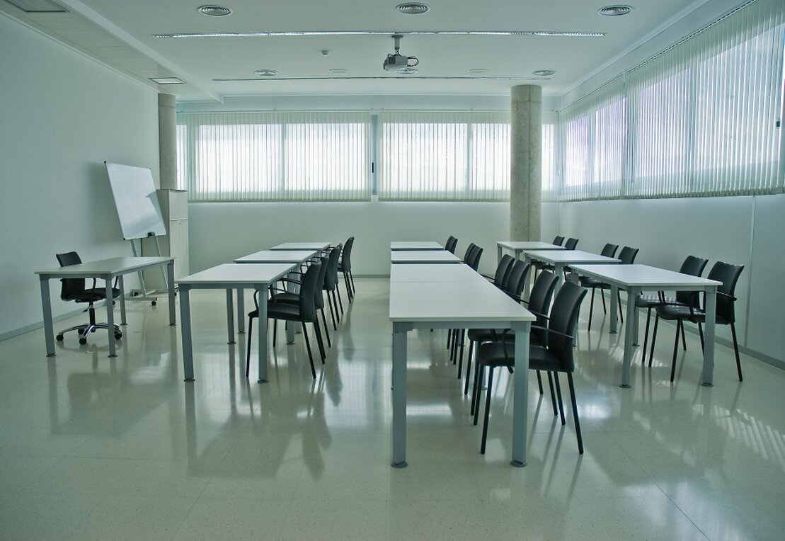 Persona utilizando una App educativa en una tableta